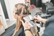 stete-li-pramenovi-kosi--stockphotohairdresserisapplyingbleachingpowderonwomanshairandwrappingintothefoil2159376607.jpg