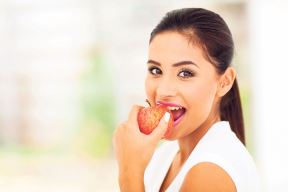 glavna-jabuka--stockphotobeautifulyoungwomaneatinganapple133806461.jpg
