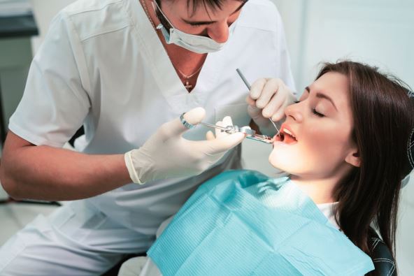 umnjaci--da-li-je-potrebna-operacija-stockphotopainkilleranesthesiainjectiondentistexaminingapatientsteethinmoderndentistryoffice1707041356.jpg