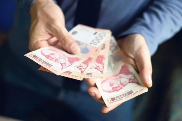 drzite-se-gotovine---stockphotohandsholdingpileofmoneyserbiandinarpapercurrencydinarsvalue751701946.jpg
