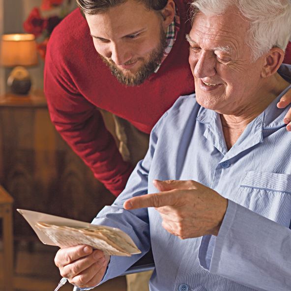 secanja-na-proslost-cesto-deluju-umirujuce--stockphotophotoofilloldmanspendingtimewithgrandchild492263338.jpg